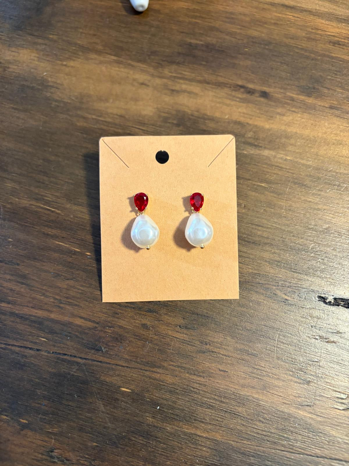 Red accent drip faux pearl earrings