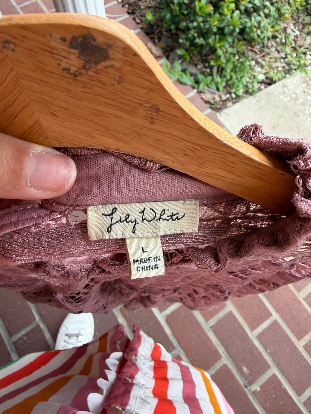 Lilly, White Mall sleepless lace top 