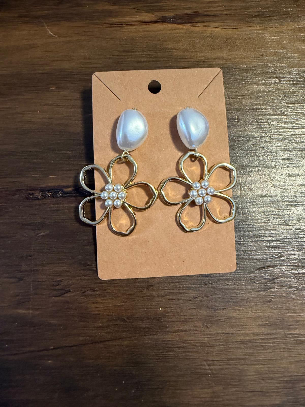 Flower powers faux pearl earrings