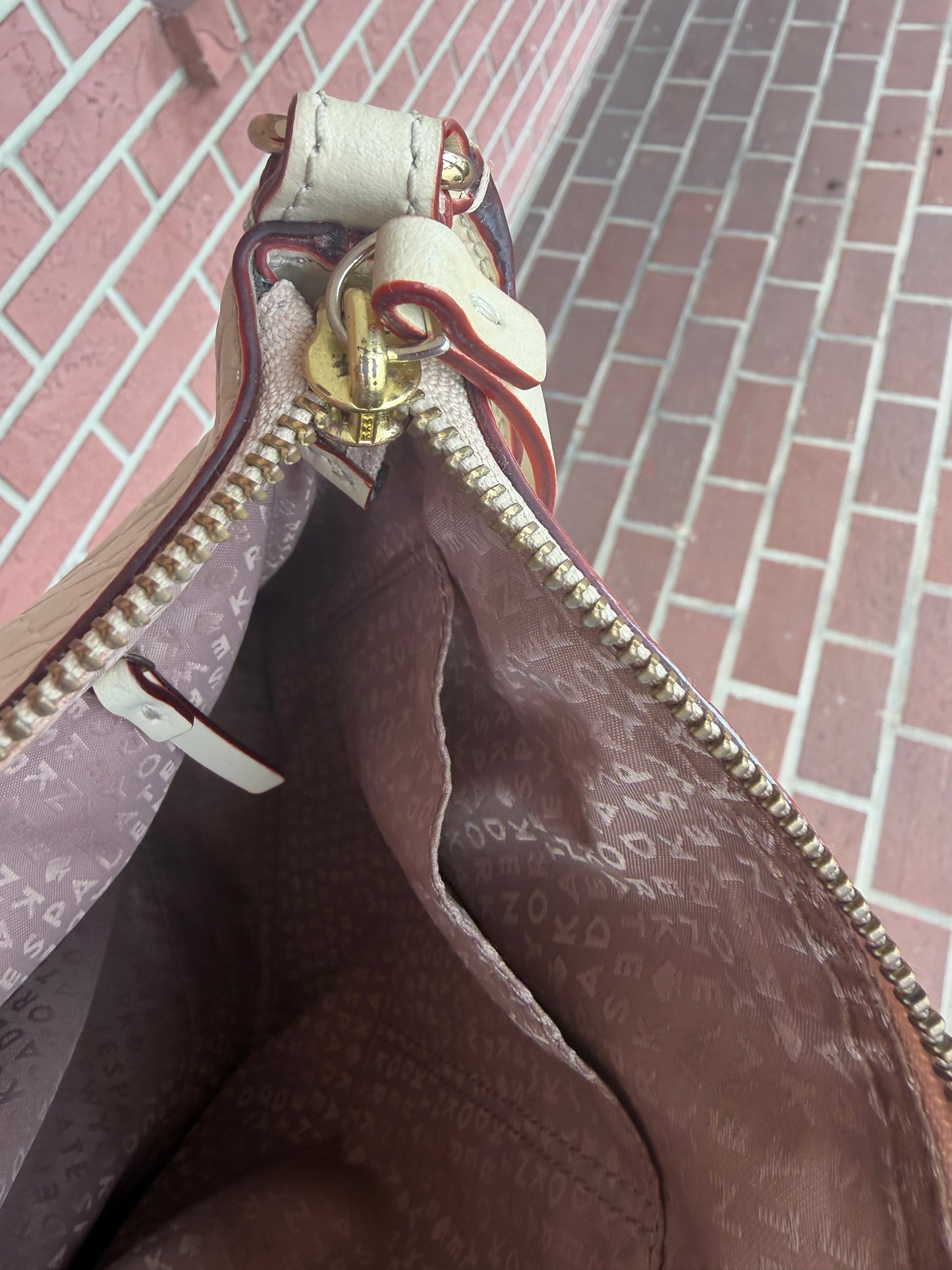 61110 Kate Spade White Cream crossbody bag
