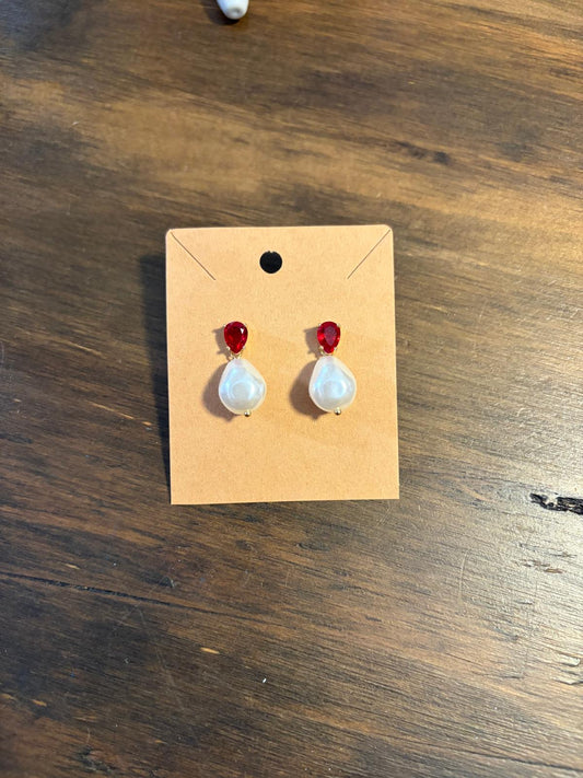 Red accent drip faux pearl earrings