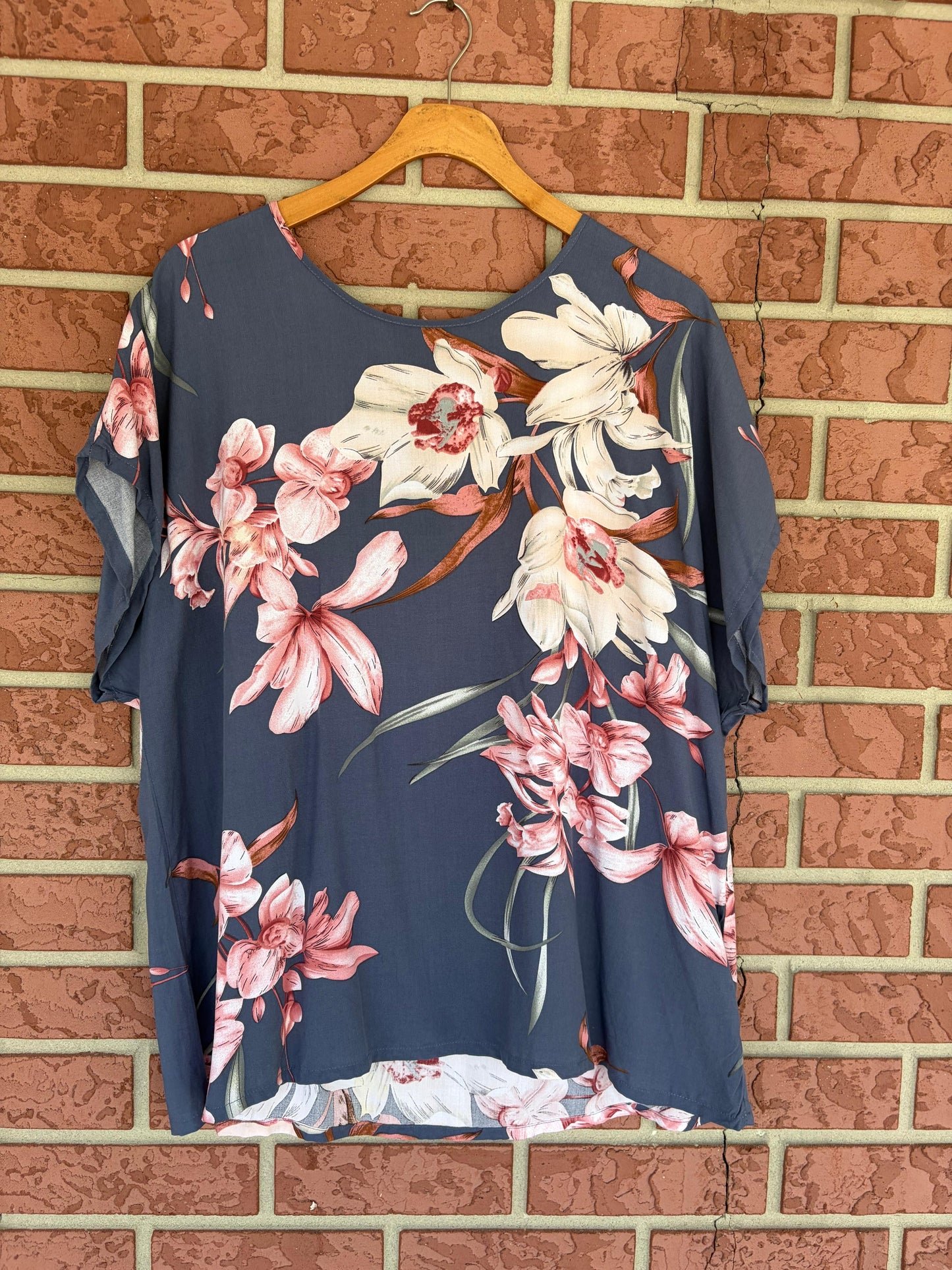 SM women wear floral blue top