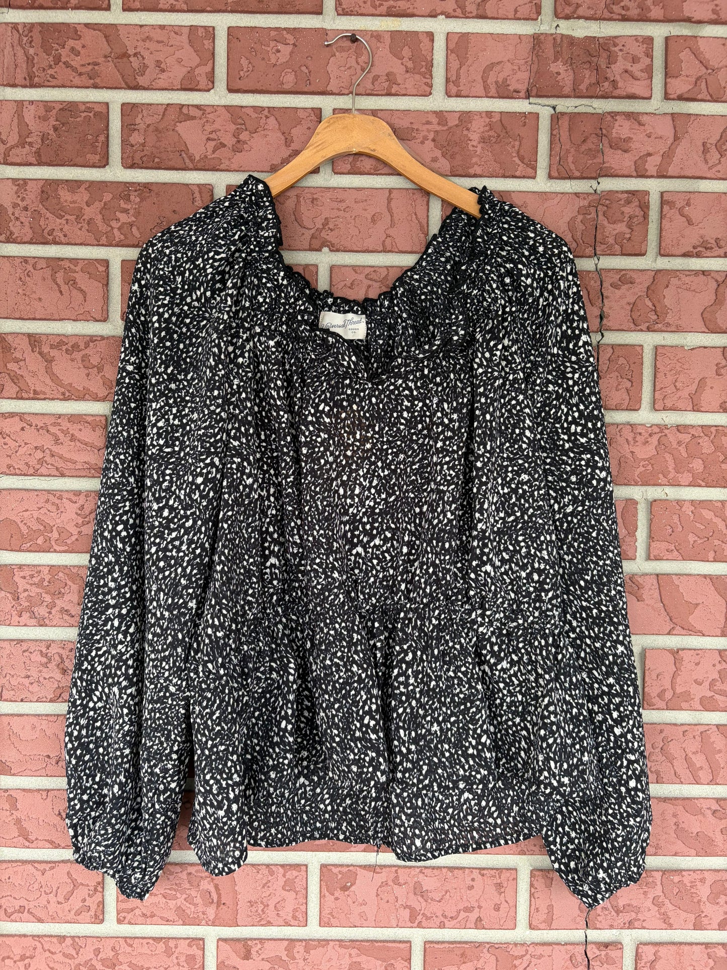Universal Threads black dots top