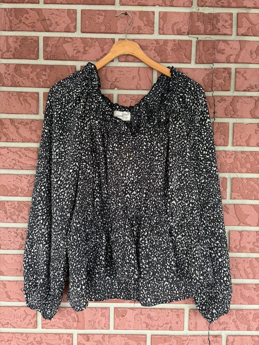 Universal Threads black dots top