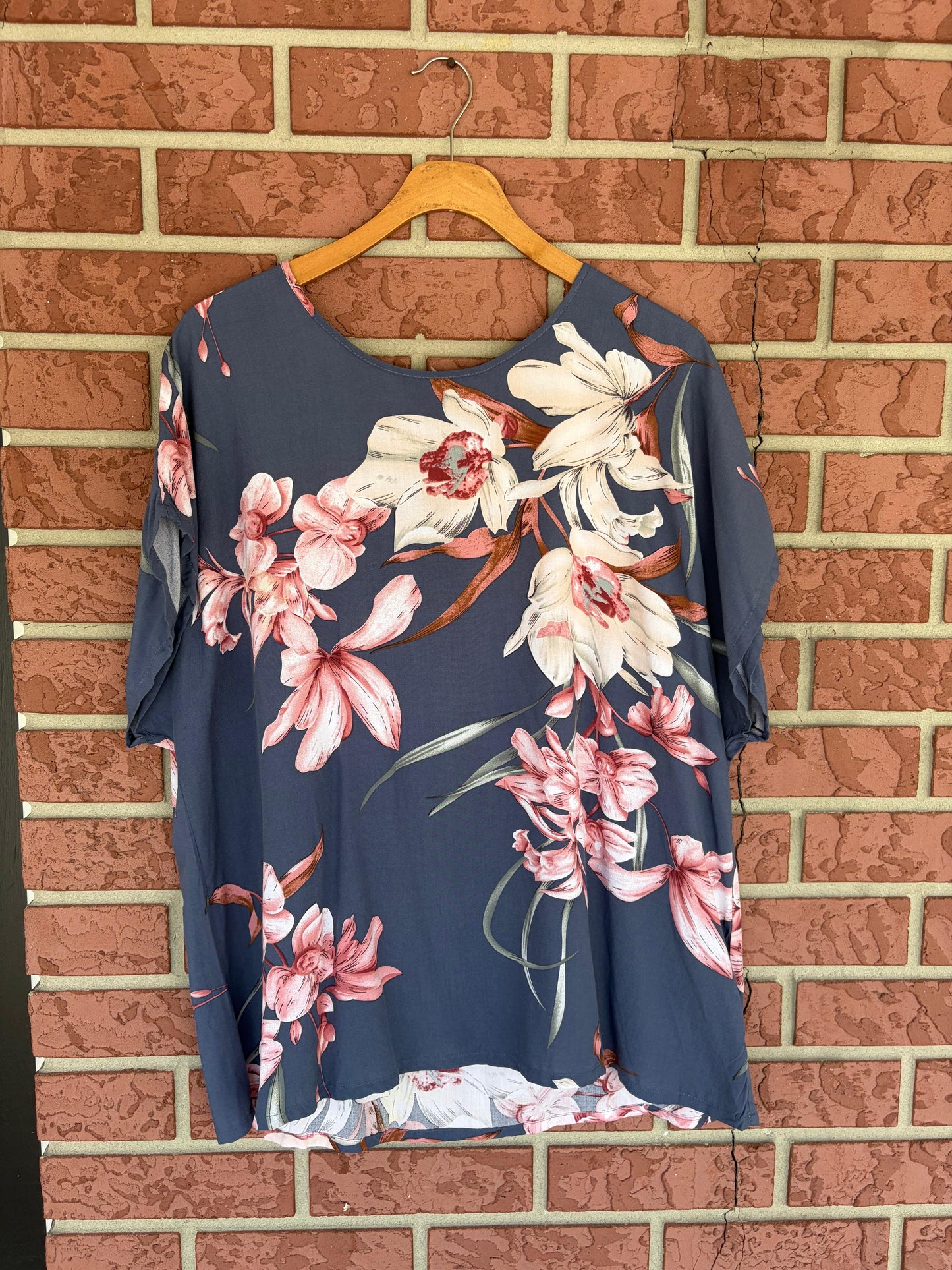SM women wear floral blue top