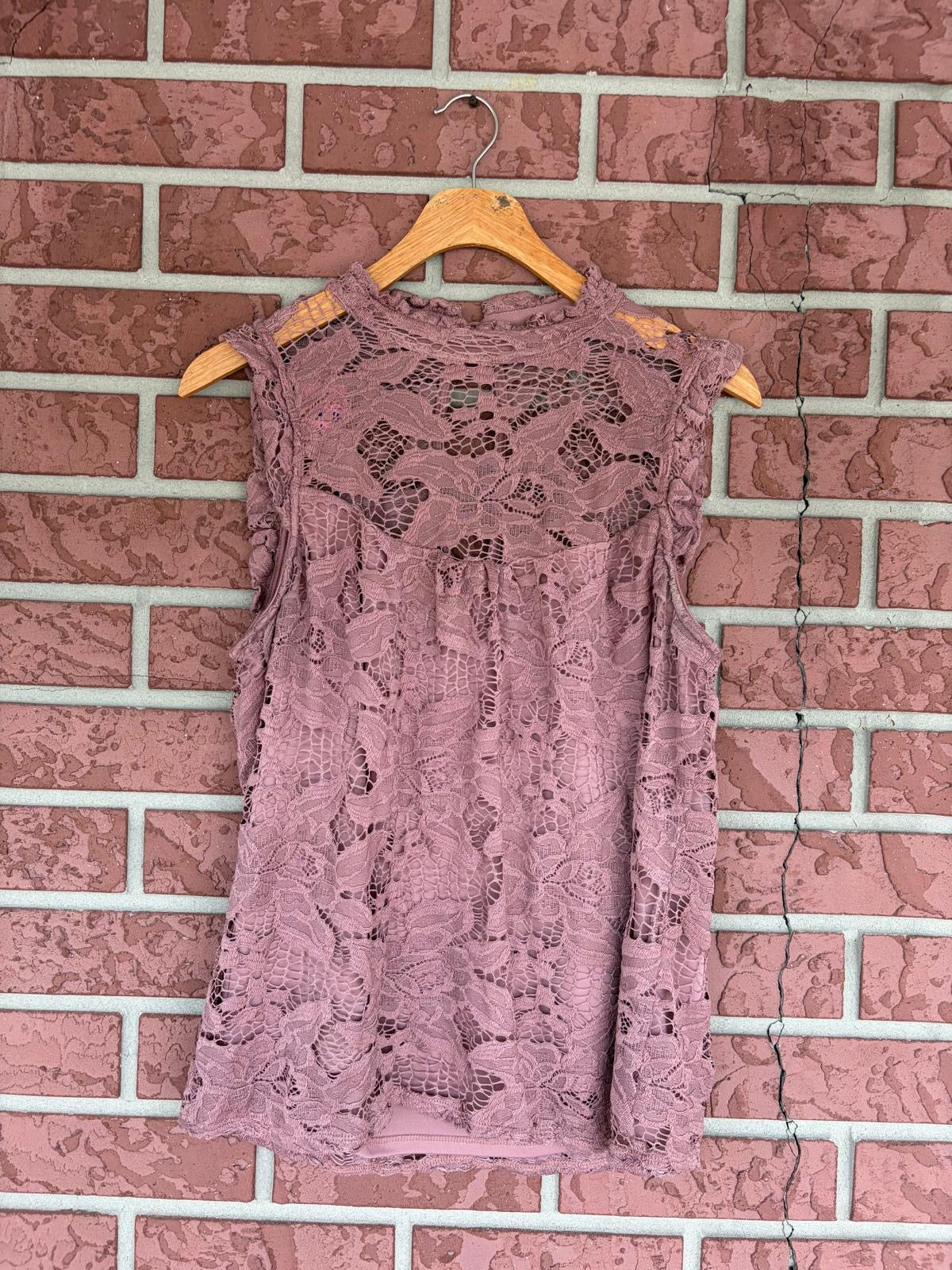 Lilly, White Mall sleepless lace top ￼
