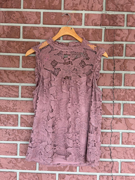 Lilly, White Mall sleepless lace top 