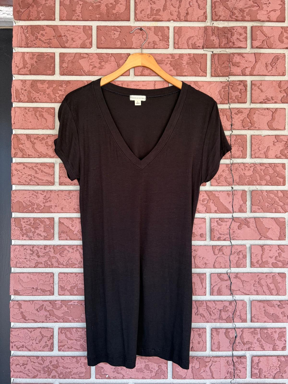 Zenana black v neck Tshirt