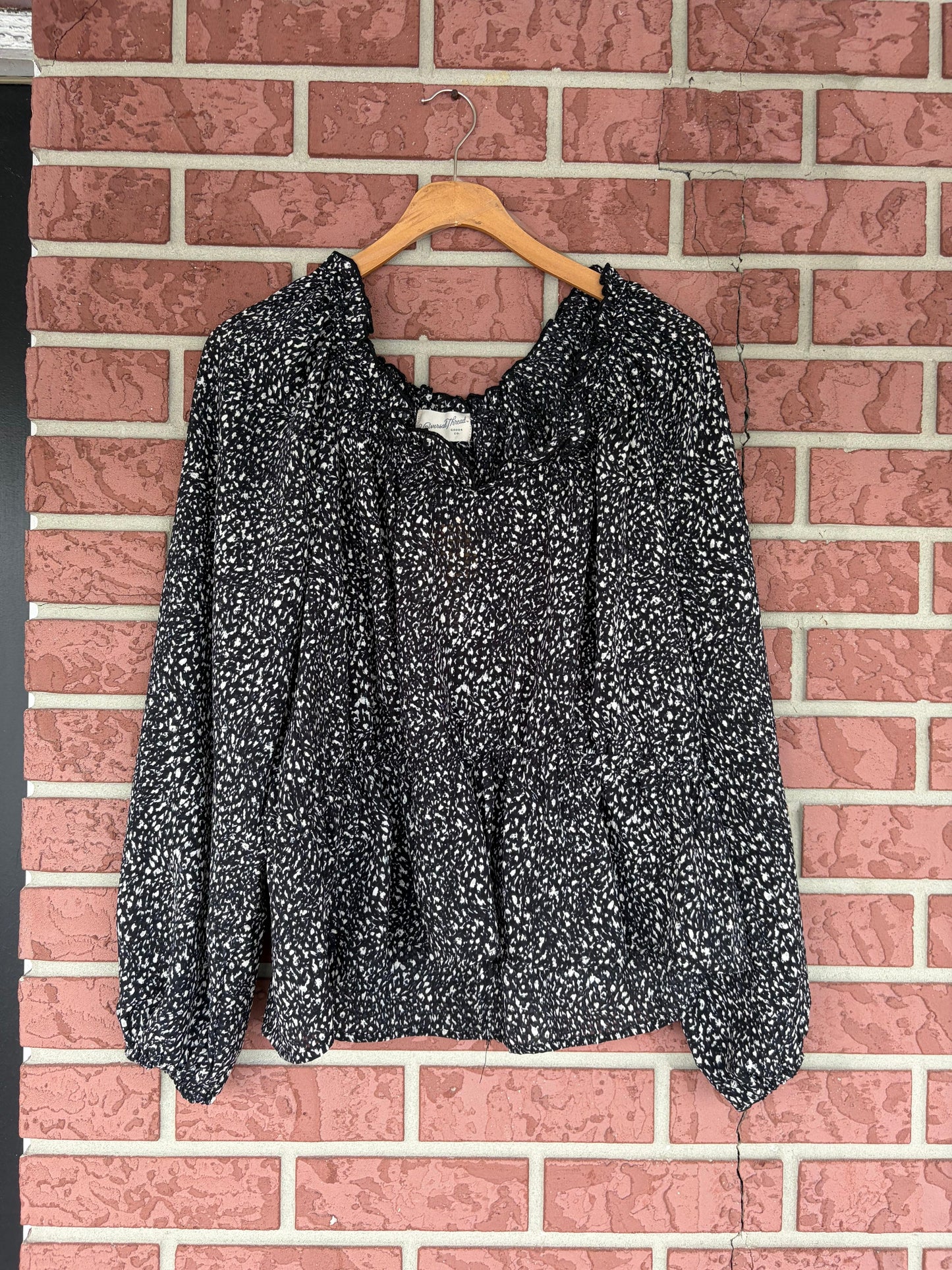 Universal Threads black dots top