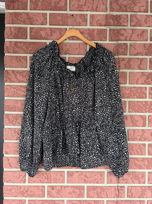 Universal Threads black dots top