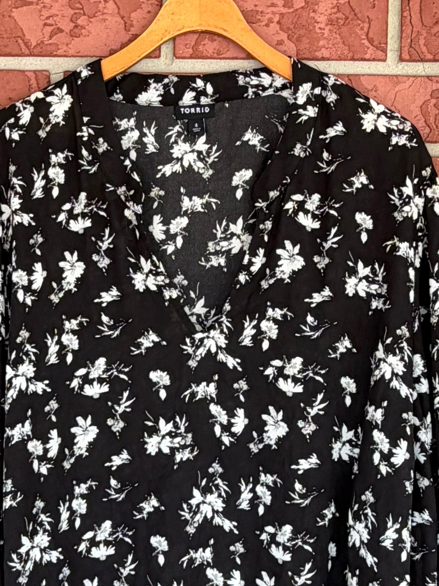 Torrid black ruffle sleeve floral top
