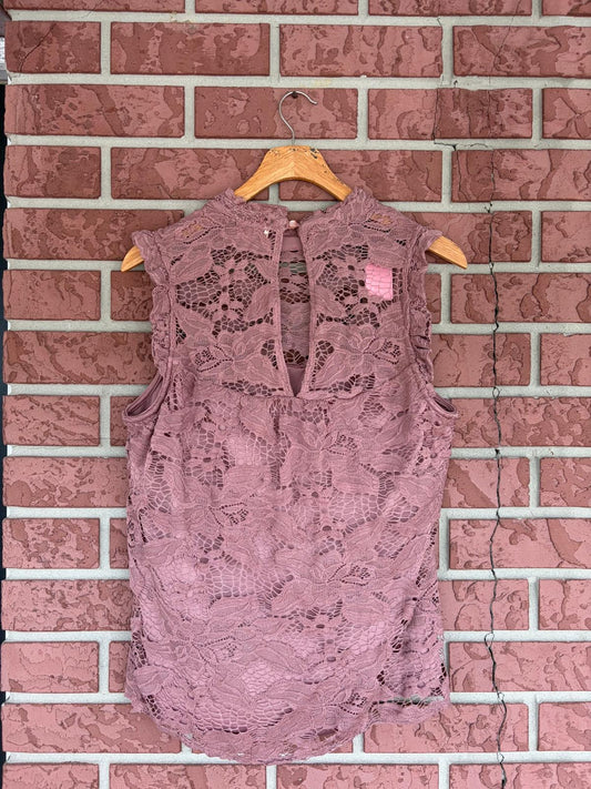 Lilly, White Mall sleepless lace top ￼