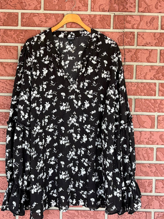 Torrid black ruffle sleeve floral top